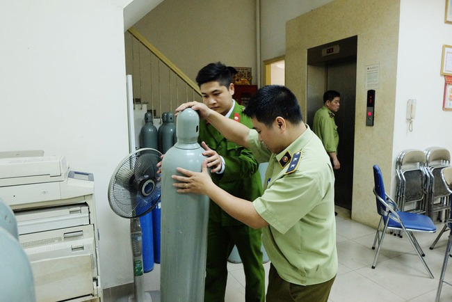 Thu giữ 40 b&igrave;nh kh&iacute; cười tập kết tr&ecirc;n phố cổ H&agrave; Nội - Ảnh 4.