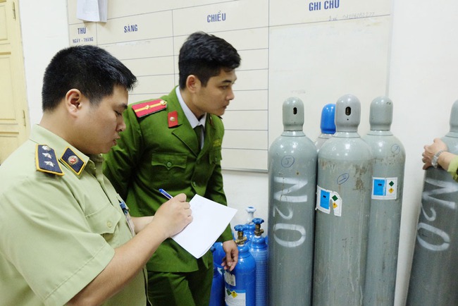 Thu giữ 40 b&igrave;nh kh&iacute; cười tập kết tr&ecirc;n phố cổ H&agrave; Nội - Ảnh 7.