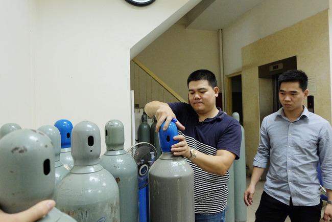 Thu giữ 40 b&igrave;nh kh&iacute; cười tập kết tr&ecirc;n phố cổ H&agrave; Nội - Ảnh 6.