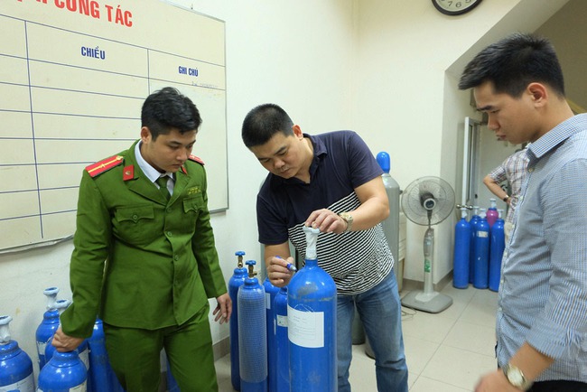 Thu giữ 40 b&igrave;nh kh&iacute; cười tập kết tr&ecirc;n phố cổ H&agrave; Nội - Ảnh 11.