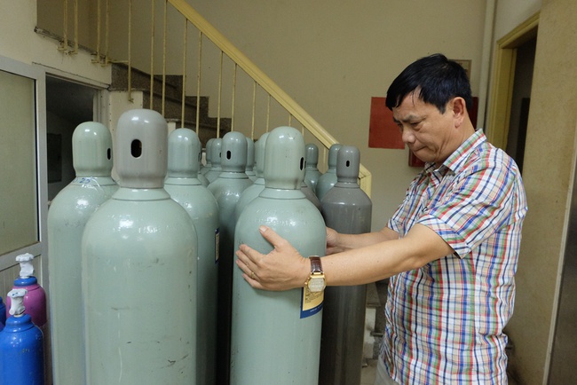 Thu giữ 40 b&igrave;nh kh&iacute; cười tập kết tr&ecirc;n phố cổ H&agrave; Nội - Ảnh 13.
