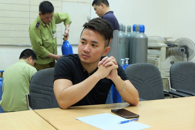 Thu giữ 40 b&igrave;nh kh&iacute; cười tập kết tr&ecirc;n phố cổ H&agrave; Nội - Ảnh 16.