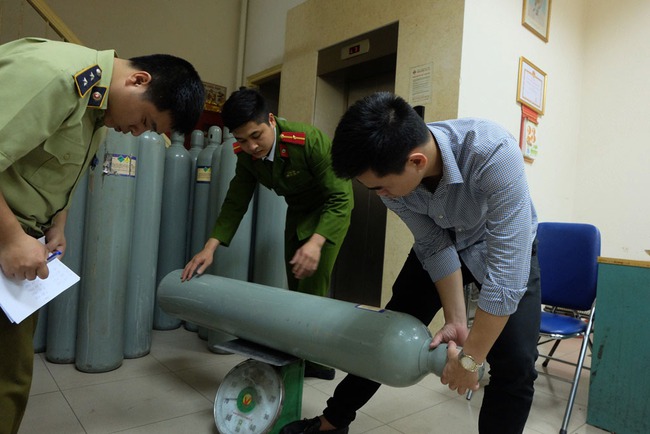 Thu giữ 40 b&igrave;nh kh&iacute; cười tập kết tr&ecirc;n phố cổ H&agrave; Nội - Ảnh 12.