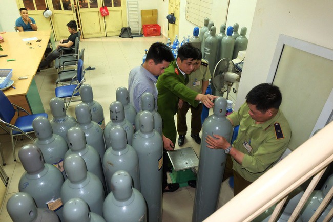 Thu giữ 40 b&igrave;nh kh&iacute; cười tập kết tr&ecirc;n phố cổ H&agrave; Nội - Ảnh 20.