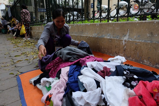 Người phụ nữ 68 tuổi suốt 3 năm nay ngày nắng phát nước vối, ngày mát phát quần áo miễn phí trước cổng viện K - Ảnh 9.