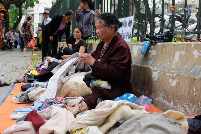 Người phụ nữ 68 tuổi suốt 3 năm nay ngày nắng phát nước vối, ngày mát phát quần áo miễn phí trước cổng viện K - Ảnh 3.