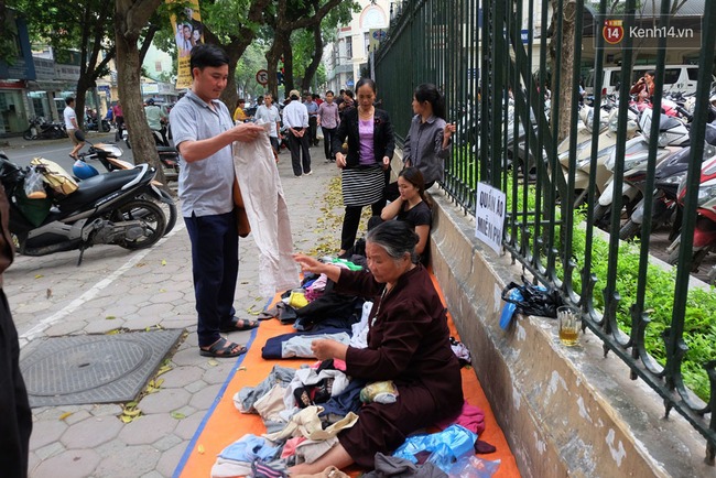 Người phụ nữ 68 tuổi suốt 3 năm nay ngày nắng phát nước vối, ngày mát phát quần áo miễn phí trước cổng viện K - Ảnh 8.