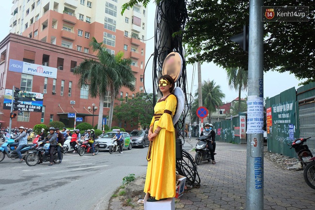 Những “nàng tiên” đeo mặt nạ đứng bất động 4 tiếng trên đường phố Hà Nội để nhận 200.000 đồng - Ảnh 3.