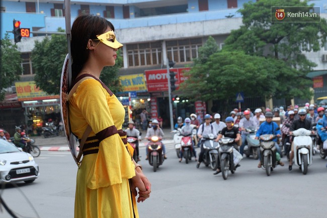 Những “nàng tiên” đeo mặt nạ đứng bất động 4 tiếng trên đường phố Hà Nội để nhận 200.000 đồng - Ảnh 4.