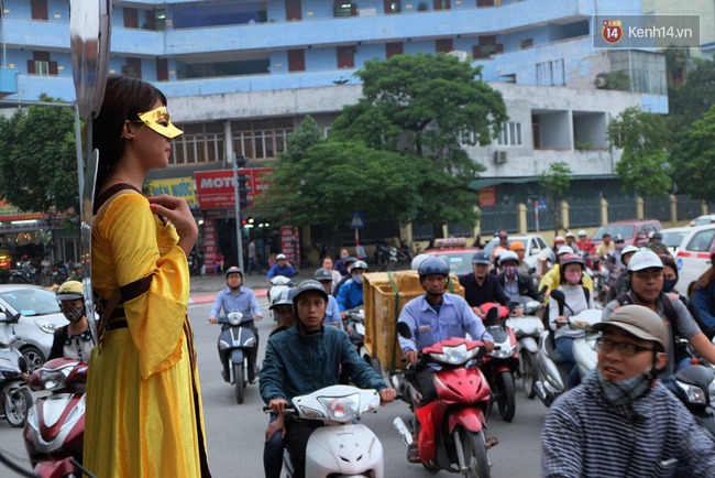 Những “nàng tiên” đeo mặt nạ đứng bất động 4 tiếng trên đường phố Hà Nội để nhận 200.000 đồng - Ảnh 5.