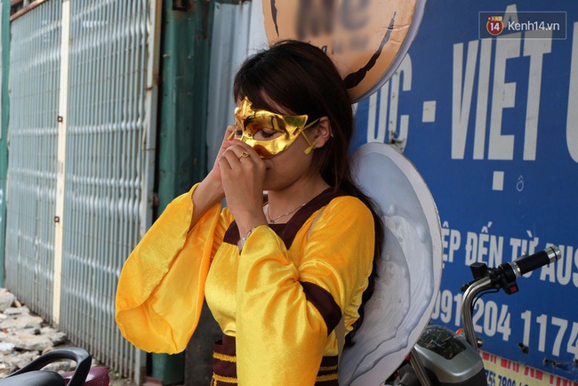 Những “nàng tiên” đeo mặt nạ đứng bất động 4 tiếng trên đường phố Hà Nội để nhận 200.000 đồng - Ảnh 2.