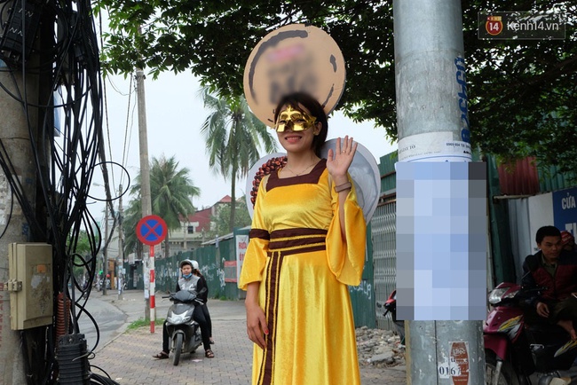 Những “nàng tiên” đeo mặt nạ đứng bất động 4 tiếng trên đường phố Hà Nội để nhận 200.000 đồng - Ảnh 6.