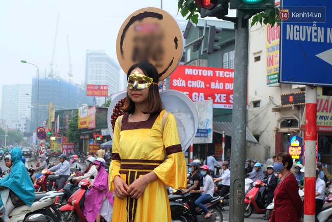Những “nàng tiên” đeo mặt nạ đứng bất động 4 tiếng trên đường phố Hà Nội để nhận 200.000 đồng - Ảnh 7.