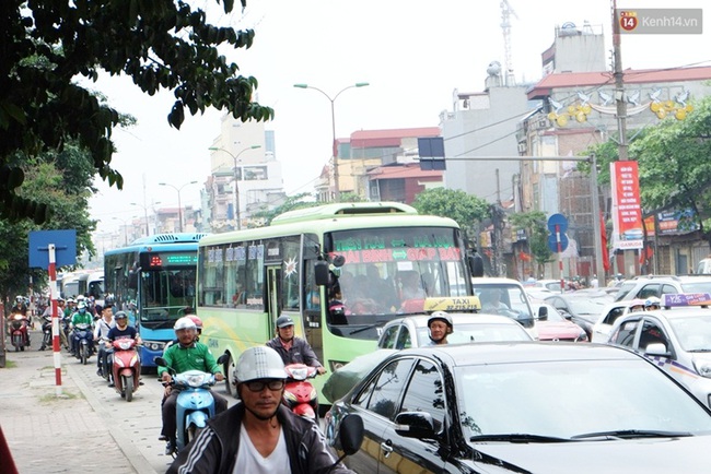 Chùm ảnh: Nhiều người cày nát đường ven hồ Linh Đàm để thoát khỏi cảnh tắc đường ngày nghỉ lễ - Ảnh 2.