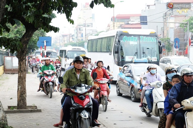 Chùm ảnh: Nhiều người cày nát đường ven hồ Linh Đàm để thoát khỏi cảnh tắc đường ngày nghỉ lễ - Ảnh 3.
