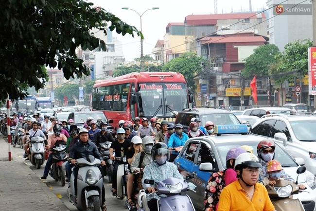 Chùm ảnh: Nhiều người cày nát đường ven hồ Linh Đàm để thoát khỏi cảnh tắc đường ngày nghỉ lễ - Ảnh 4.