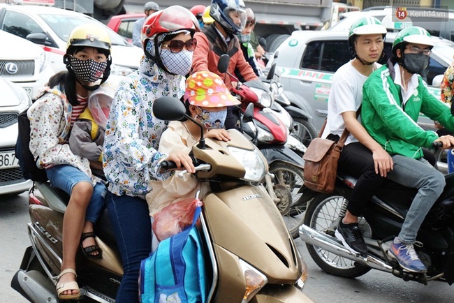 Chùm ảnh: Nhiều người cày nát đường ven hồ Linh Đàm để thoát khỏi cảnh tắc đường ngày nghỉ lễ - Ảnh 5.