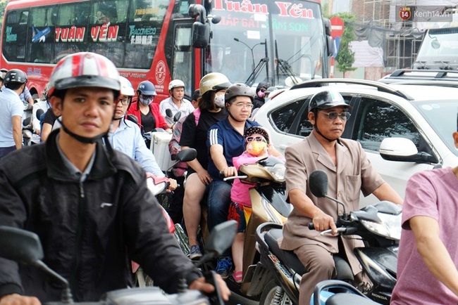 Chùm ảnh: Nhiều người cày nát đường ven hồ Linh Đàm để thoát khỏi cảnh tắc đường ngày nghỉ lễ - Ảnh 7.