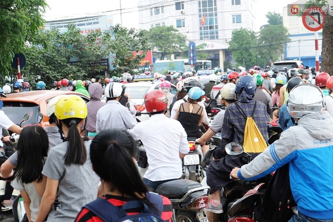 Chùm ảnh: Nhiều người cày nát đường ven hồ Linh Đàm để thoát khỏi cảnh tắc đường ngày nghỉ lễ - Ảnh 8.