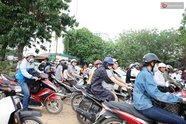 Chùm ảnh: Nhiều người cày nát đường ven hồ Linh Đàm để thoát khỏi cảnh tắc đường ngày nghỉ lễ - Ảnh 12.