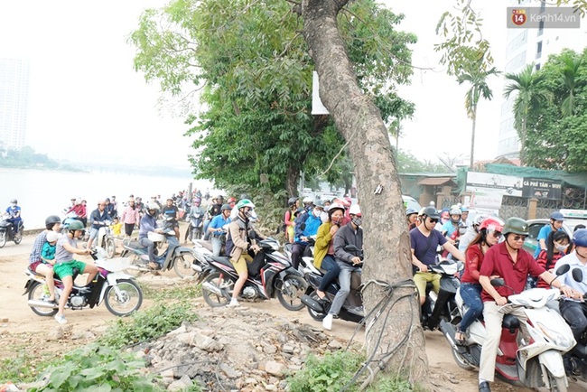Chùm ảnh: Nhiều người cày nát đường ven hồ Linh Đàm để thoát khỏi cảnh tắc đường ngày nghỉ lễ - Ảnh 13.