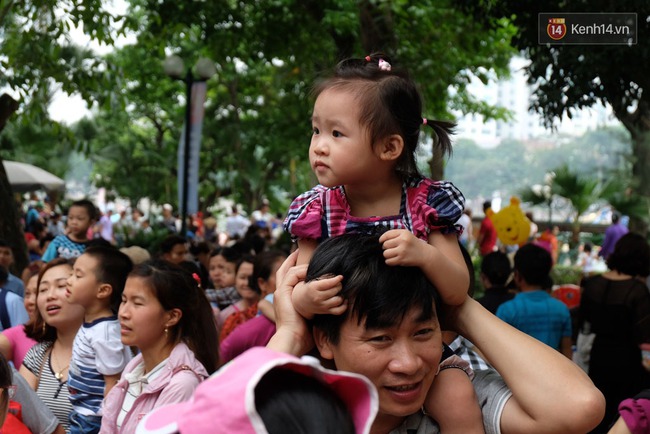 Hà Nội: Biển người chen chân ở vườn thú Thủ Lệ, ngồi la liệt trên bãi cỏ dịp nghỉ lễ 30/4 - Ảnh 12.