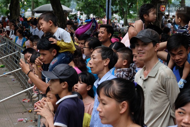 Hà Nội: Biển người chen chân ở vườn thú Thủ Lệ, ngồi la liệt trên bãi cỏ dịp nghỉ lễ 30/4 - Ảnh 8.