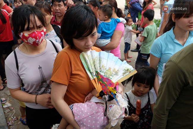 Hà Nội: Biển người chen chân ở vườn thú Thủ Lệ, ngồi la liệt trên bãi cỏ dịp nghỉ lễ 30/4 - Ảnh 14.