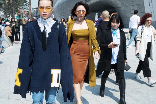Seoul Fashion Week: T&oacute;c Ti&ecirc;n diện mắt k&iacute;nh b&uacute;t ch&igrave; độc, đổi style gợi cảm b&ecirc;n Kelbin Lei - Ảnh 1.