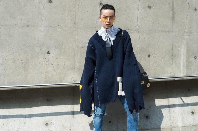 Seoul Fashion Week: Tóc Tiên diện mắt kính bút chì độc, đổi style gợi cảm bên Kelbin Lei - Ảnh 15.