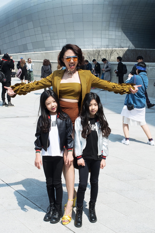 Seoul Fashion Week: Tóc Tiên diện mắt kính bút chì độc, đổi style gợi cảm bên Kelbin Lei - Ảnh 10.