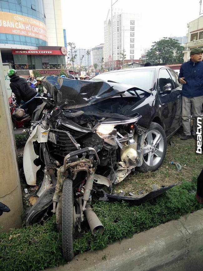 Clip: &Ocirc; t&ocirc; Camry h&uacute;c văng xe m&aacute;y l&ecirc;n dải ph&acirc;n c&aacute;ch ở gần Big C H&agrave; Đ&ocirc;ng - Ảnh 4.