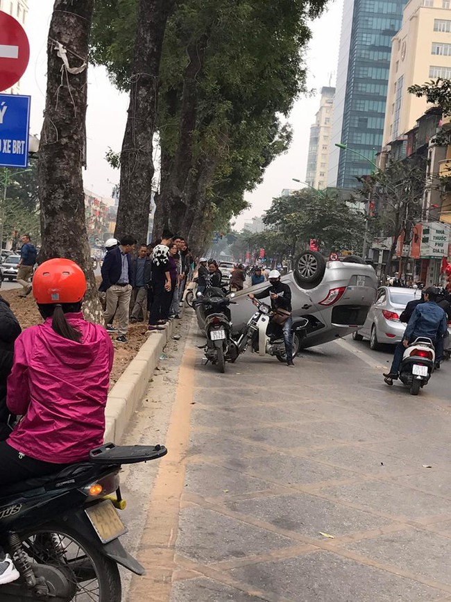 H&agrave; Nội: &Ocirc; t&ocirc; lật ngửa trong l&agrave;n xe bu&yacute;t nhanh ở Giảng V&otilde; - Ảnh 1.