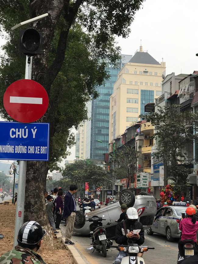 H&agrave; Nội: &Ocirc; t&ocirc; lật ngửa trong l&agrave;n xe bu&yacute;t nhanh ở Giảng V&otilde; - Ảnh 2.