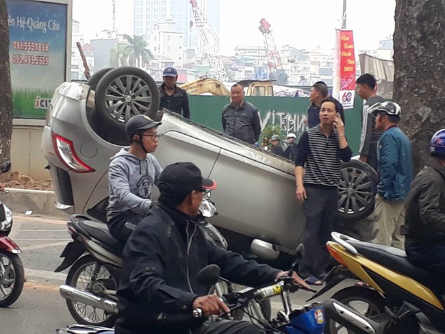 H&agrave; Nội: &Ocirc; t&ocirc; lật ngửa trong l&agrave;n xe bu&yacute;t nhanh ở Giảng V&otilde; - Ảnh 3.