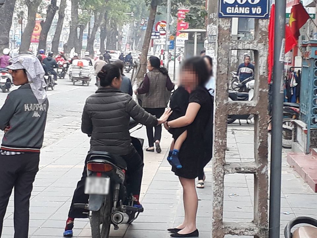 H&agrave; Nội: &Ocirc; t&ocirc; lật ngửa trong l&agrave;n xe bu&yacute;t nhanh ở Giảng V&otilde; - Ảnh 5.