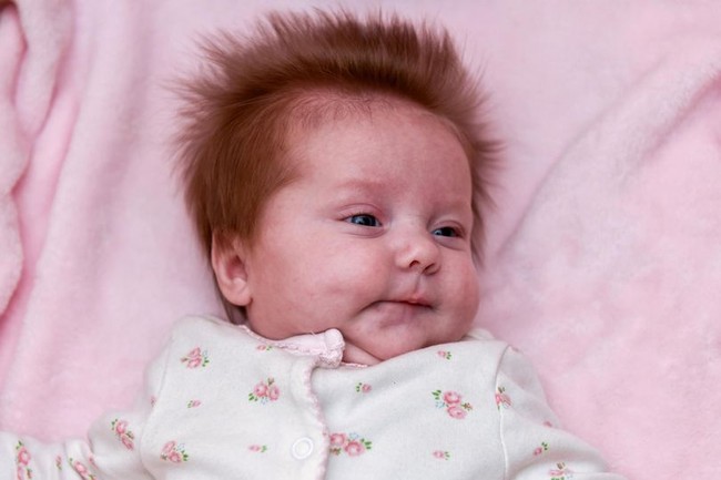Bé gái mới chào đời đã có ngay mái tóc điện giật như Songoku - Ảnh 1.