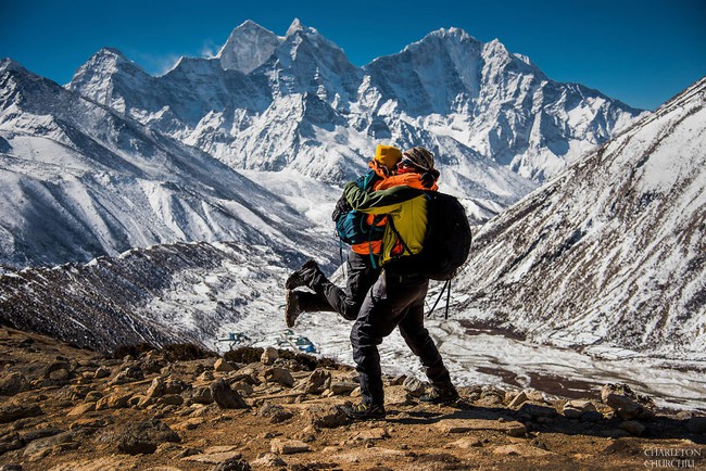 Sau 3 tuần leo núi, cặp đôi kết hôn trên đỉnh Everest và những bức ảnh cưới của họ thật tuyệt - Ảnh 2.