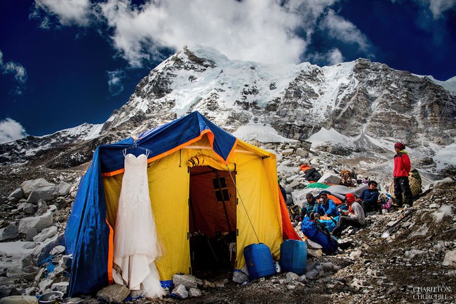Sau 3 tuần leo núi, cặp đôi kết hôn trên đỉnh Everest và những bức ảnh cưới của họ thật tuyệt - Ảnh 3.