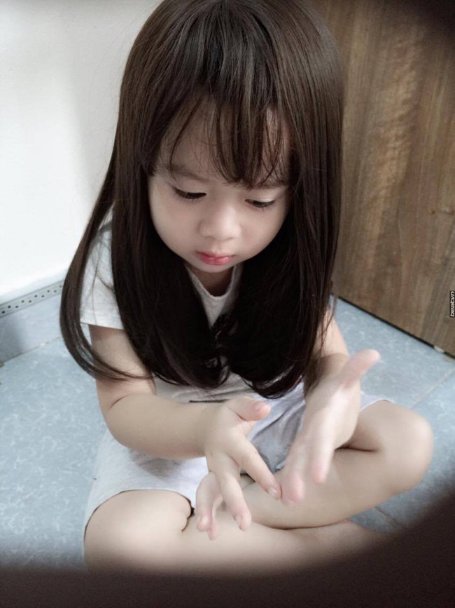 Cậu b&eacute; đội t&oacute;c giả xinh hơn cả con g&aacute;i khiến d&acirc;n mạng sửng sốt - Ảnh 3.
