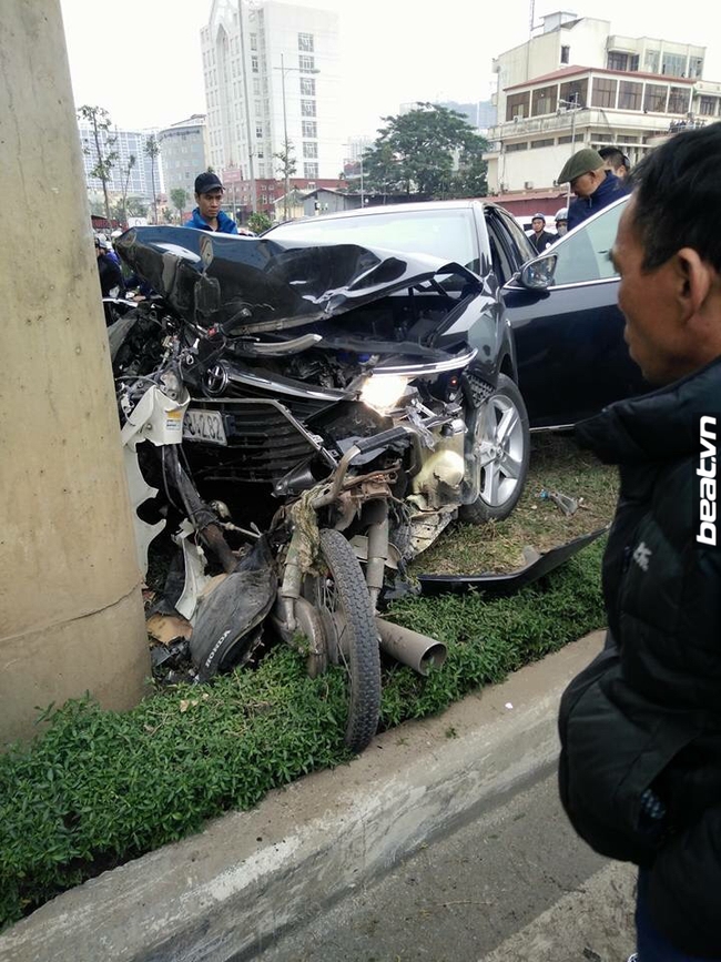 Clip: &Ocirc; t&ocirc; Camry h&uacute;c văng xe m&aacute;y l&ecirc;n dải ph&acirc;n c&aacute;ch ở gần Big C H&agrave; Đ&ocirc;ng - Ảnh 5.