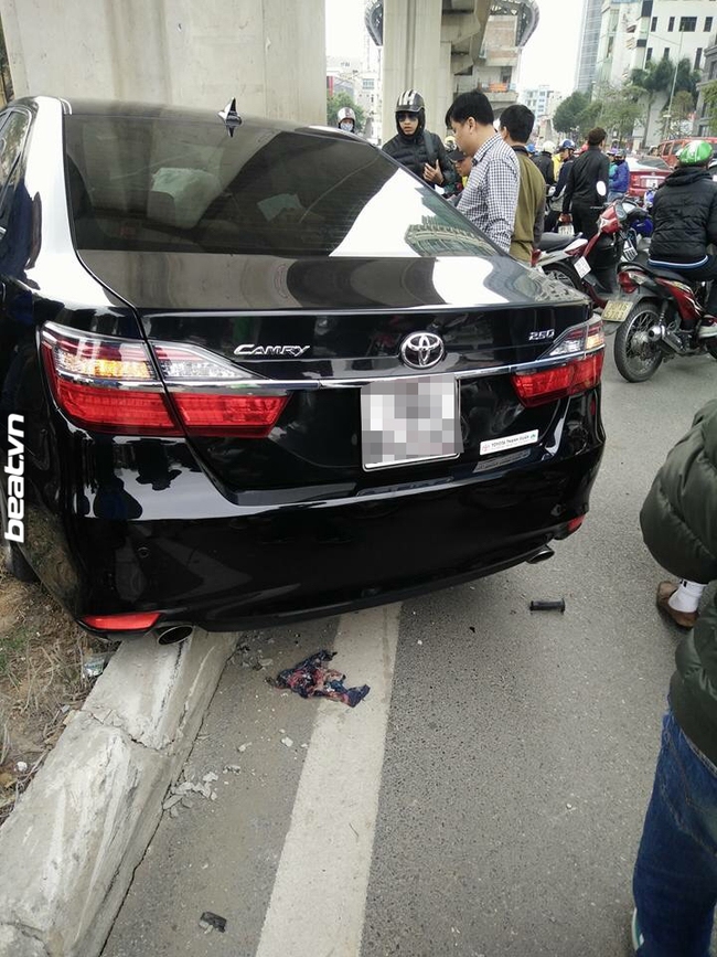 Clip: &Ocirc; t&ocirc; Camry h&uacute;c văng xe m&aacute;y l&ecirc;n dải ph&acirc;n c&aacute;ch ở gần Big C H&agrave; Đ&ocirc;ng - Ảnh 6.