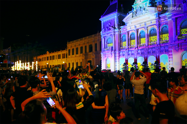 Clip: Người Sài Gòn mãn nhãn với màn trình diễn ánh sáng 3D lên tòa UBND TP đêm giao thừa - Ảnh 6.