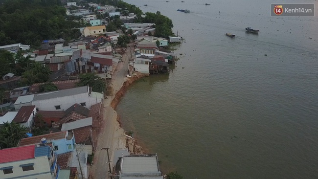 Về vùng sạt lở An Giang: Xót xa cảnh người mất nhà, người khóc khi phải chờ... nhà sập - Ảnh 1.