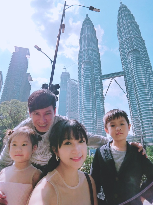 L&yacute; Hải - Minh H&agrave; c&ugrave;ng hai thi&ecirc;n thần nhỏ h&agrave;o hứng kh&aacute;m ph&aacute; Malaysia - Ảnh 4.
