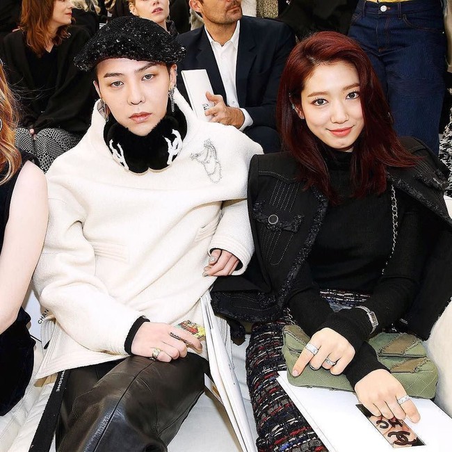 Ăn diện đẹp đẽ cùng dự show Chanel, trông G-Dragon lại không vui khi ngồi cạnh Park Shin Hye - Ảnh 1.