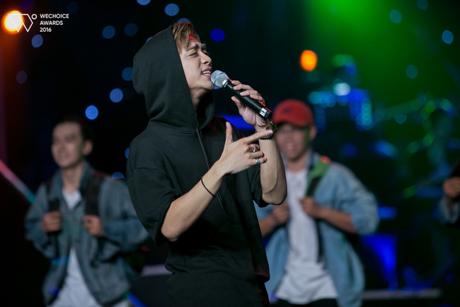 Gala WeChoice Awards: &Aacute;i Phương nhẹ nh&agrave;ng, cảm x&uacute;c, Soobin Ho&agrave;ng Sơn mang hit mới l&ecirc;n s&acirc;n khấu - Ảnh 4.