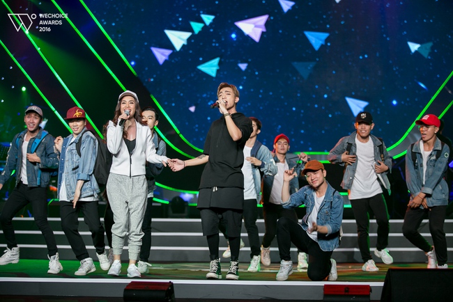 Gala WeChoice Awards: &Aacute;i Phương nhẹ nh&agrave;ng, cảm x&uacute;c, Soobin Ho&agrave;ng Sơn mang hit mới l&ecirc;n s&acirc;n khấu - Ảnh 2.