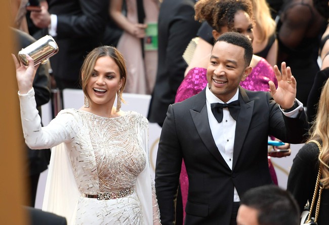 Vợ John Legend ngủ gật suốt buổi lễ trao giải thưởng phim danh gi&aacute; nhất h&agrave;nh tinh Oscar 2017 - Ảnh 2.