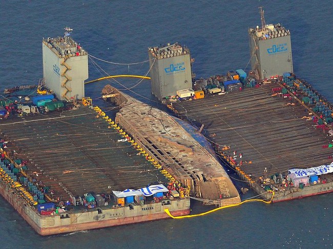 Chùm ảnh: Lạnh người với hình ảnh phà Sewol gỉ sét nghiêm trọng sau 3 năm chìm sâu dưới đáy đại dương - Ảnh 4.